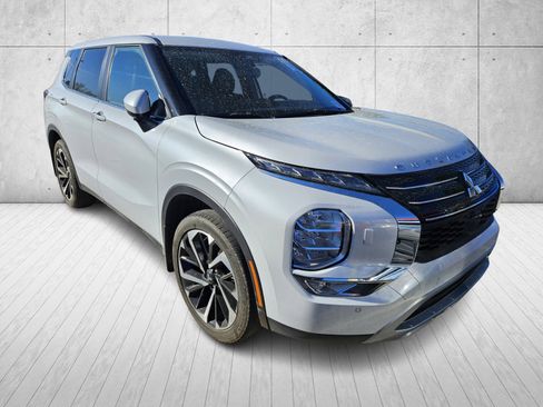 Used 2023 Mitsubishi Outlander SE image 1