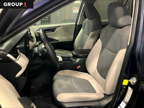Used 2021 Toyota RAV4 XLE w/ Convenience Package AWD/4WD image 8