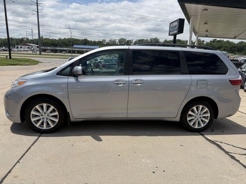Used 2017 Toyota Sienna XLE Premium w/ Outdoor Package AWD/4WD image 4