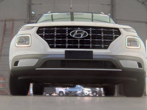 Used 2023 Hyundai Venue Limited w/ Cargo Package FWD image 3