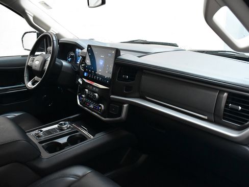 Used 2024 Ford Expedition XLT image 30