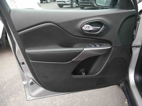 Used 2019 Jeep Cherokee Limited image 24