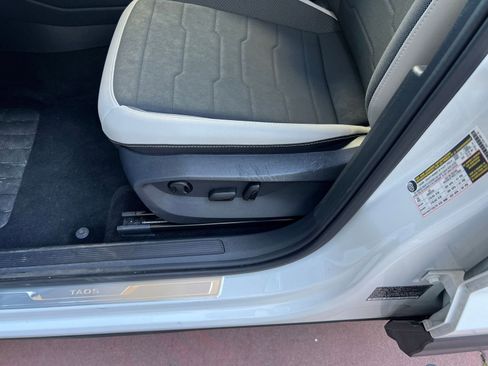 Used 2025 Volkswagen Taos SE image 22