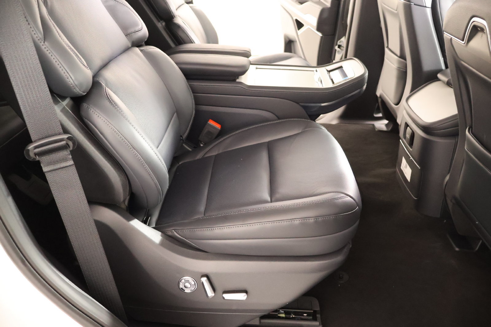New 2026 Lincoln Navigator Reserve w/ Jet Appearance Package AWD/4WD image 16