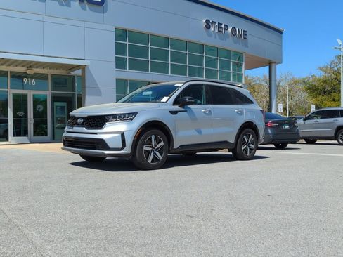 Used 2021 Kia Sorento S w/ Panoramic Sunroof Package image 2