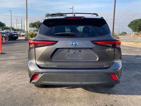 Used 2024 Toyota Highlander XLE FWD image 5