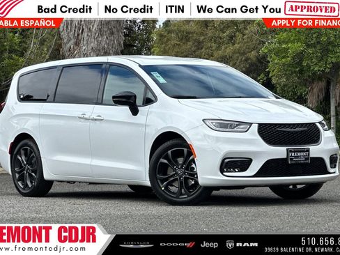 New 2026 Chrysler Pacifica Select FWD image 1