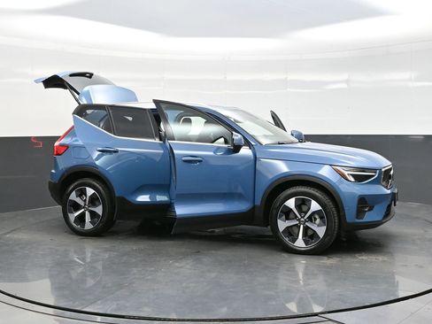 Used 2025 Volvo XC40 B5 Plus image 39