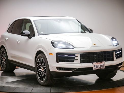Certified 2025 Porsche Cayenne AWD/4WD image 9