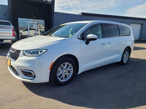 Used 2023 Chrysler Pacifica Touring-L image 2
