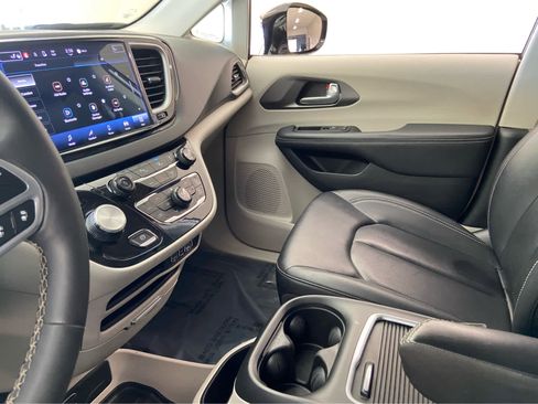 Used 2024 Chrysler Pacifica Touring-L FWD image 35