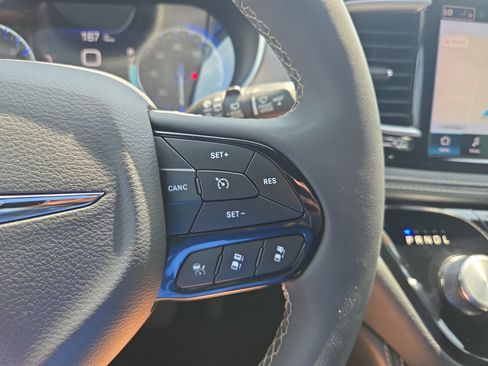 Certified 2025 Chrysler Pacifica Limited FWD image 13