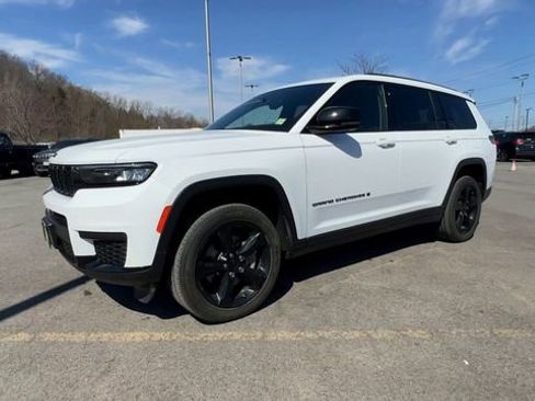 Used 2023 Jeep Grand Cherokee L Laredo image 4