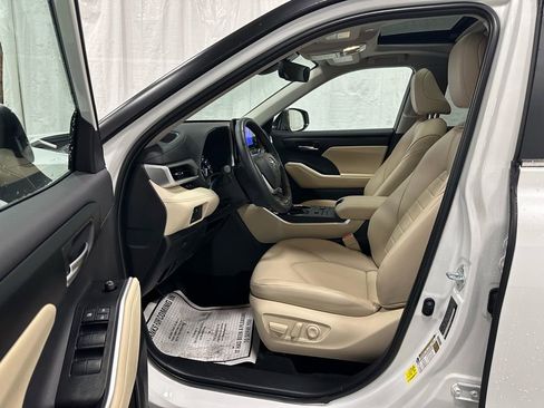 Used 2025 Toyota Highlander XLE image 10