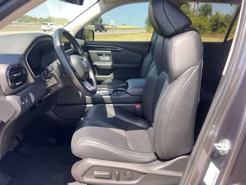 Used 2025 Honda Pilot Touring image 11