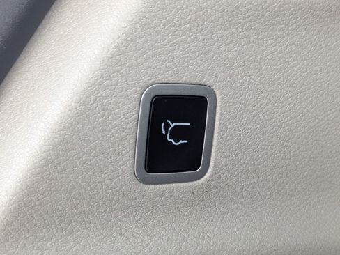 Used 2023 Chrysler Pacifica Touring-L image 15