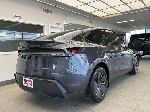 Used 2026 Tesla Model Y AWD image 5