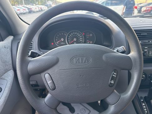 Used 2005 Kia Sedona EX image 17