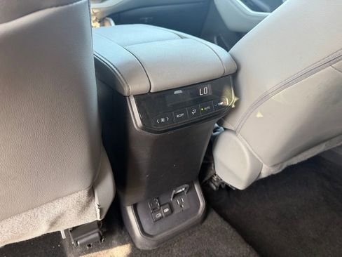 Used 2024 Toyota Highlander Limited image 15