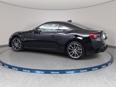 Used 2017 Toyota 86 RWD image 8
