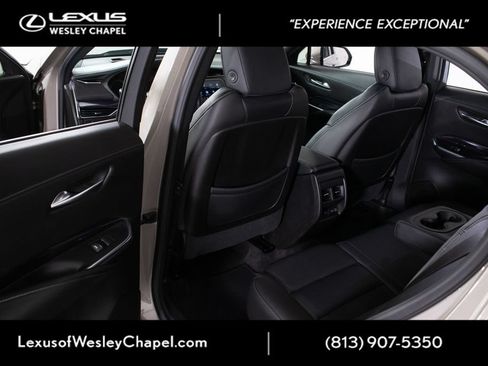 Used 2023 Cadillac XT4 Luxury w/ Cold Weather Package FWD image 14