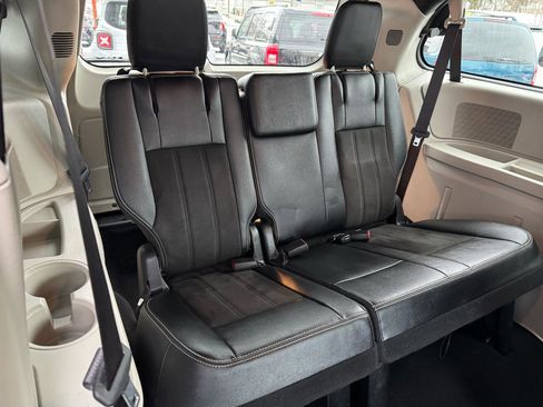 Used 2019 Dodge Grand Caravan SXT image 13