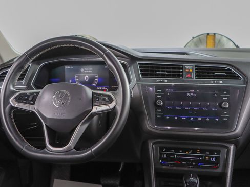 Used 2022 Volkswagen Tiguan SE w/ Panoramic Sunroof Package AWD/4WD image 17