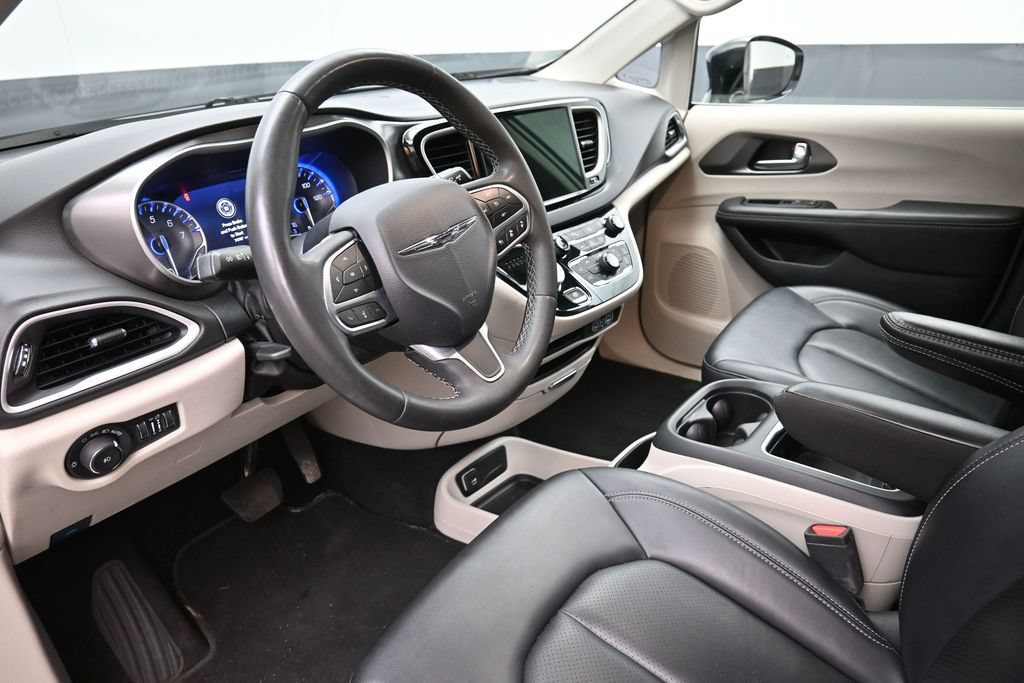 Used 2024 Chrysler Pacifica Touring-L FWD image 19