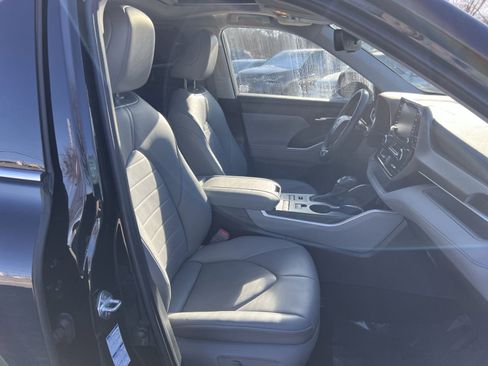 Used 2021 Toyota Highlander XLE image 27