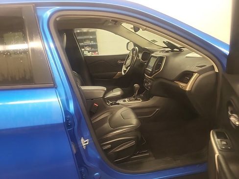 Used 2018 Jeep Cherokee Limited w/ Luxury Group AWD/4WD image 2