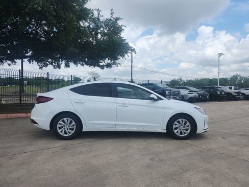 Used 2020 Hyundai Elantra SE FWD image 2