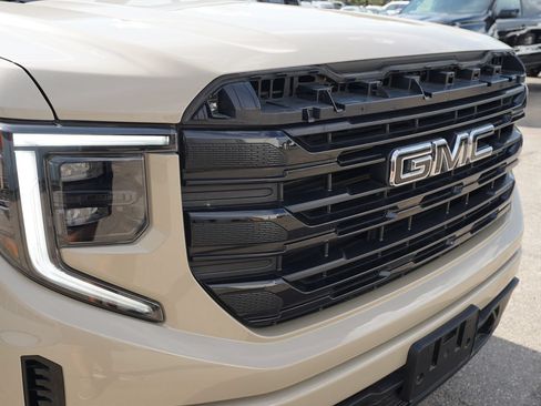 Used 2022 GMC Sierra 1500 Elevation w/ LPO, Elevation Black Package AWD/4WD image 27