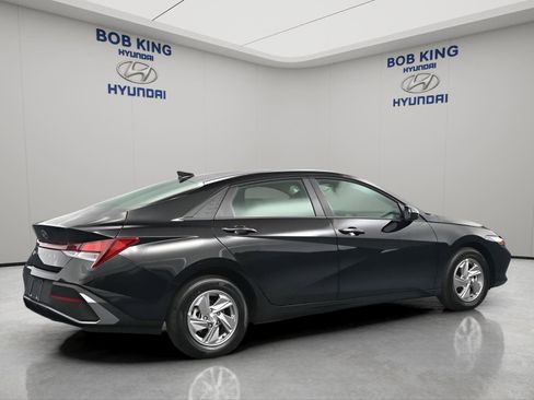 New 2026 Hyundai Elantra SE FWD image 4