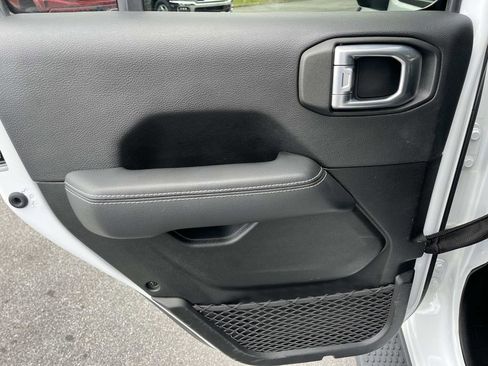 Used 2022 Jeep Wrangler Unlimited Sahara w/ Cold Weather Group image 17