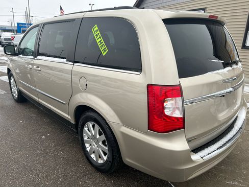 Used 2013 Chrysler Town & Country Touring image 8