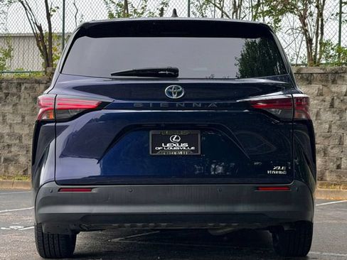Used 2022 Toyota Sienna XLE FWD image 42