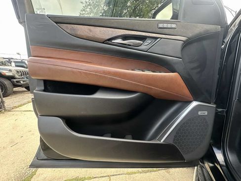 Used 2019 Cadillac Escalade Luxury AWD/4WD image 22