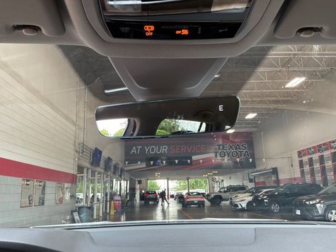 Used 2024 Volkswagen Atlas SE FWD image 20