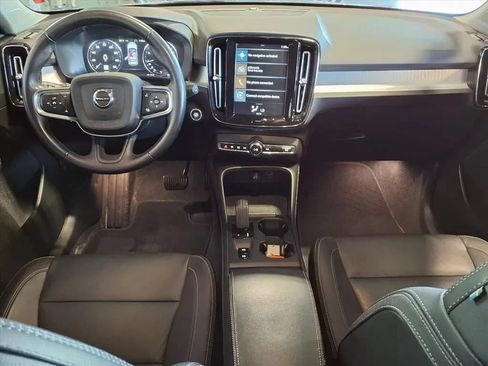 Used 2021 Volvo XC40 T4 Momentum FWD image 16