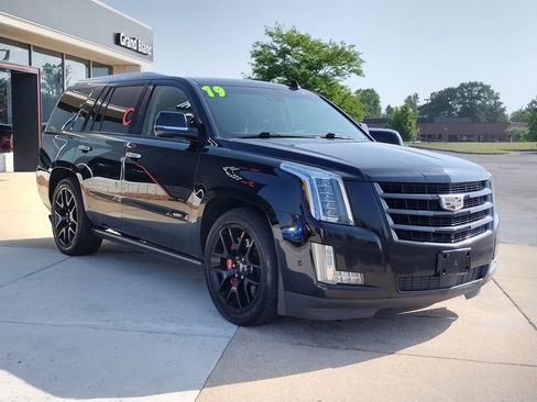 Used 2019 Cadillac Escalade Premium Luxury w/ Escalade Sport Edition AWD/4WD image 3