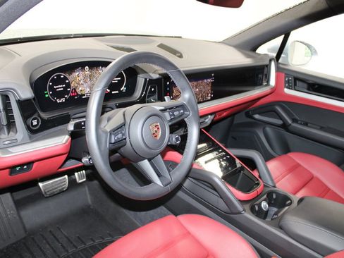 Used 2024 Porsche Cayenne AWD/4WD image 22
