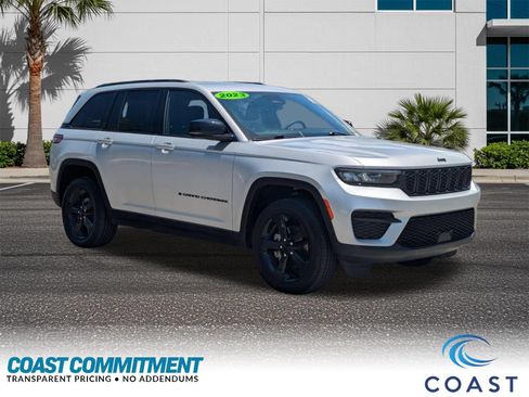 Used 2023 Jeep Grand Cherokee Altitude RWD image 5