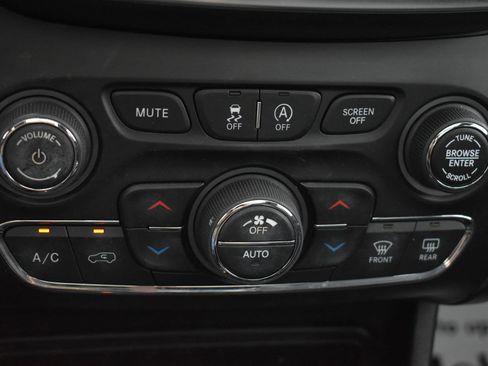 Used 2019 Jeep Cherokee Trailhawk w/ Comfort/Convenience Group AWD/4WD image 33