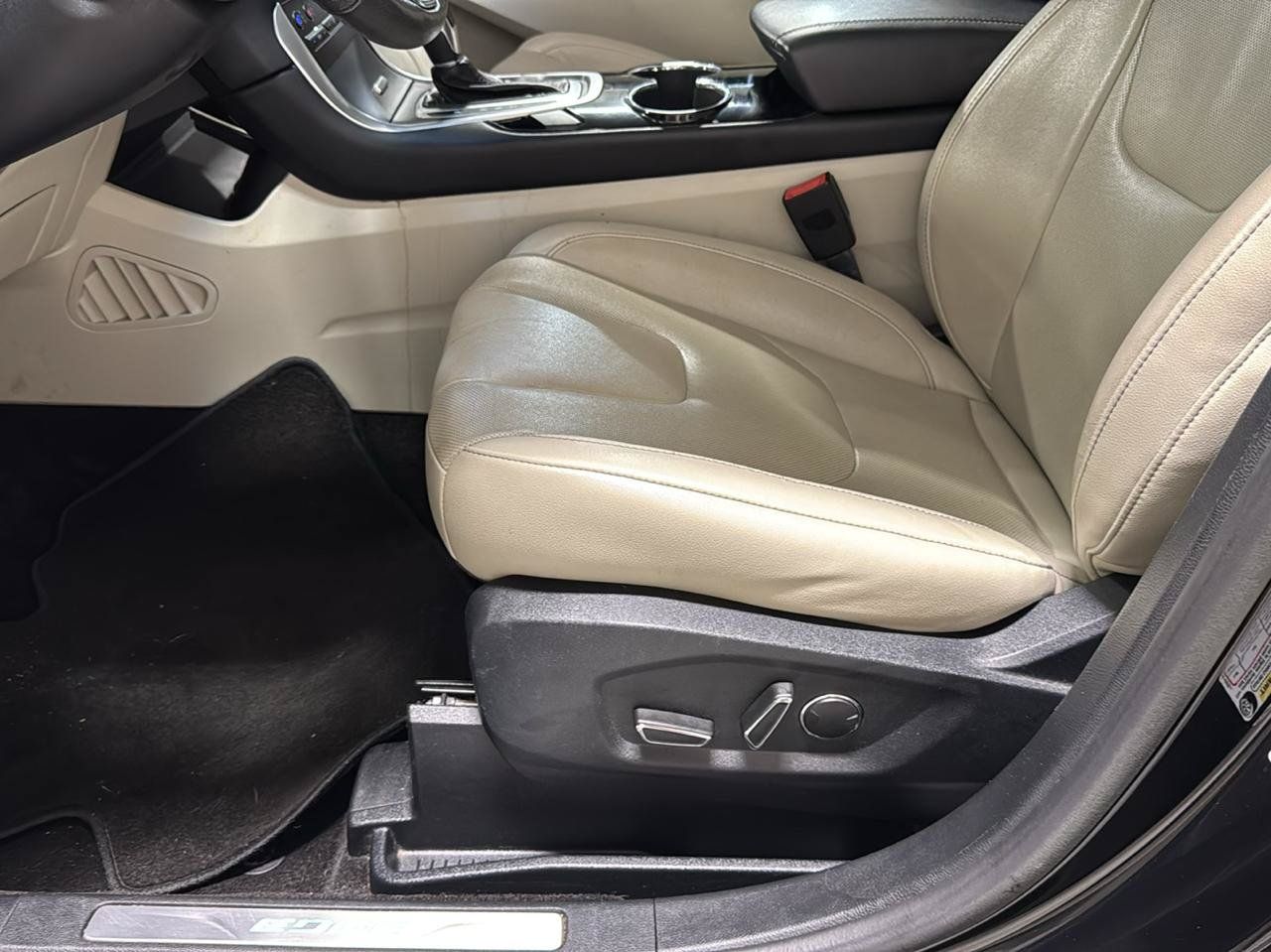 Used 2018 Ford Edge Titanium w/ Equipment Group 301A FWD image 16