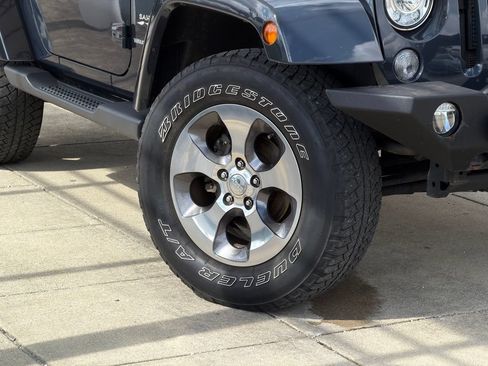 Used 2018 Jeep Wrangler Sahara w/ Connectivity Group AWD/4WD image 10