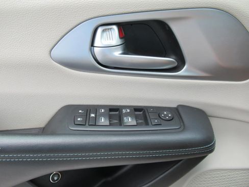 Used 2017 Chrysler Pacifica Platinum FWD image 24