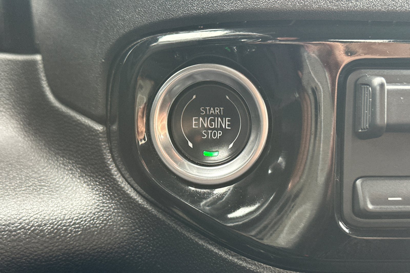 Used 2025 GMC Sierra 1500 SLT RWD image 21