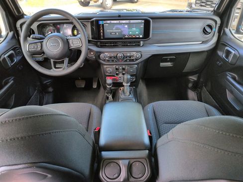 Used 2025 Jeep Wrangler Unlimited Rubicon 4xe w/ Convenience Group AWD/4WD image 21