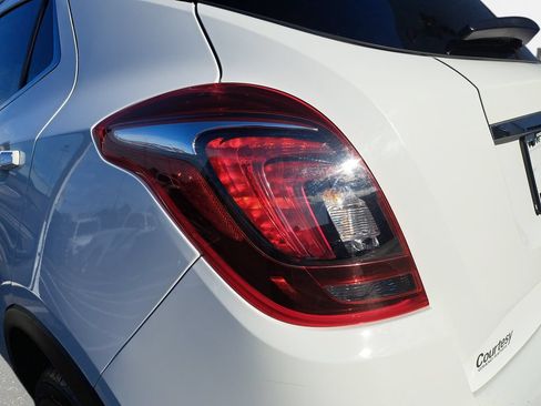 Used 2022 Buick Encore Preferred AWD/4WD image 29
