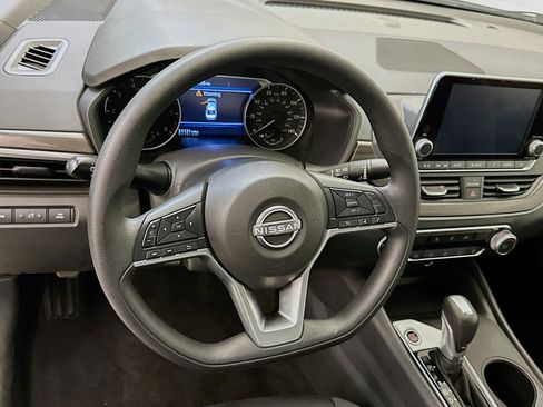 Used 2025 Nissan Altima 2.5 SV image 18